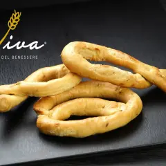 Taralli pugliesi ricetta originale: croccanti anelli dorati, perfetti per uno snack autentico.
