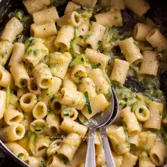 Primo piatto cremoso di pasta con zucchine, condita con un sugo leggero e saporito.