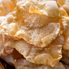 Un mucchio di croccanti bugie, dolci e leggere, cosparse di zucchero a velo. La ricetta originale per un piacere autentico.