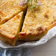 Delizioso sformato di patate dorato e croccante, guarnito con rosmarino fresco.