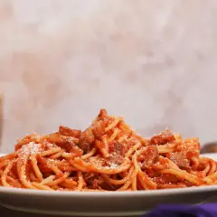 Piatto di spaghetti all'amatriciana, con guanciale croccante e pecorino. Ecco come si fa l'amatriciana, un classico della cucina romana.