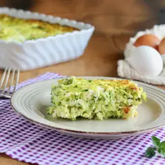 Una fetta di frittata con ricotta e zucchine, dorata e soffice, pronta per essere gustata.
