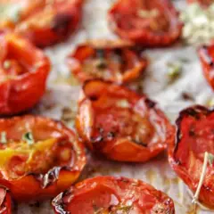 Pomodorini al forno, caramellati e profumati, pronti per insaporire ogni piatto.
