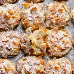 Biscotti croccanti, simili a rose del deserto, ricoperti di zucchero a velo e fiocchi di mais.