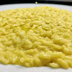 Un cremoso risotto al limone, profumato e invitante, pronto per essere gustato.