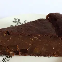 Una fetta di torta di pane al cioccolato, umida e ricca, con pezzi di frutta secca. La torta di pane ricetta della nonna, un classico intramontabile.