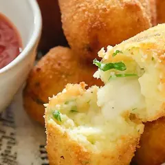 Crocchette di patate napoletane dorate e croccanti, con un cuore filante di formaggio e prezzemolo. Perfette con ketchup.