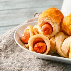 Rustici con wurstel dorati e croccanti, un'esplosione di sapore in ogni morso.