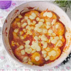 Patate alla pizzaiola in padella, con pomodoro e mozzarella filante. Un piatto gustoso e facile da preparare.