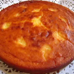 Migliaccio napoletano ricetta della nonna: una torta dorata e soffice, con la crosticina leggermente screpolata, pronta per essere gustata.