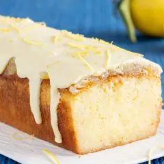 Plumcake al limone con glassa bianca e scorzette gialle, un dolce profumato e invitante.