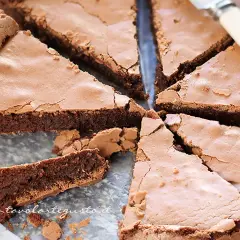 Fette di torta tenerina senza burro, con una crosticina croccante e un interno morbido e cioccolatoso.