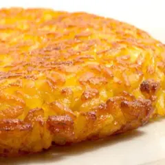 Una dorata frittata di riso, croccante fuori e morbida dentro, pronta per essere gustata.