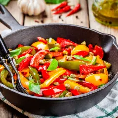 Peperoni in padella, colorati e succosi, pronti per essere gustati. Un contorno semplice e saporito.