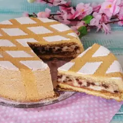 Deliziosa cassata al forno con ricotta e gocce di cioccolato, decorata con zucchero a velo a rombi.