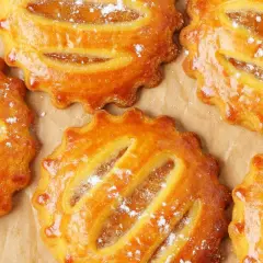 Deliziosi biscotti con le mele, dorati e spolverati di zucchero a velo, pronti per essere gustati.