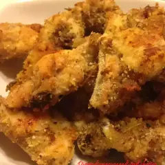 Croccante pollo alla diavola impanato e cotto al forno, con erbe aromatiche.