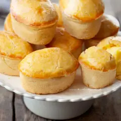 Pasticciotti leccesi ricetta: dolcetti dorati con ripieno cremoso, pronti per essere gustati.