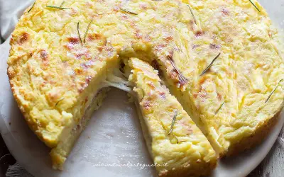 Torta salata con patate, filante e dorata, guarnita con rosmarino. Perfetta per un pranzo o una cena gustosa.