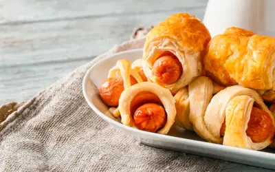 Rustici con wurstel dorati e croccanti, un'esplosione di sapore in ogni morso.
