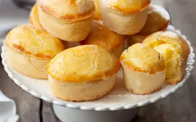 Pasticciotti leccesi ricetta: dolcetti dorati con ripieno cremoso, pronti per essere gustati.