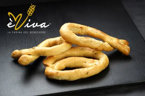 Taralli pugliesi ricetta originale: croccanti anelli dorati, perfetti per uno snack autentico.