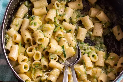 Primo piatto cremoso di pasta con zucchine, condita con un sugo leggero e saporito.