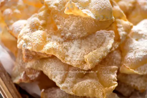 Un mucchio di croccanti bugie, dolci e leggere, cosparse di zucchero a velo. La ricetta originale per un piacere autentico.