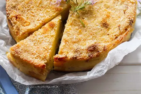 Delizioso sformato di patate dorato e croccante, guarnito con rosmarino fresco.