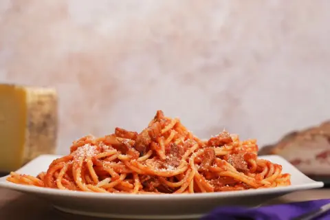 Piatto di spaghetti all'amatriciana, con guanciale croccante e pecorino. Ecco come si fa l'amatriciana, un classico della cucina romana.