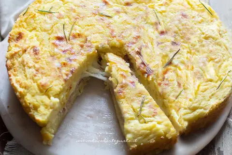 Torta salata con patate, filante e dorata, guarnita con rosmarino. Perfetta per un pranzo o una cena gustosa.