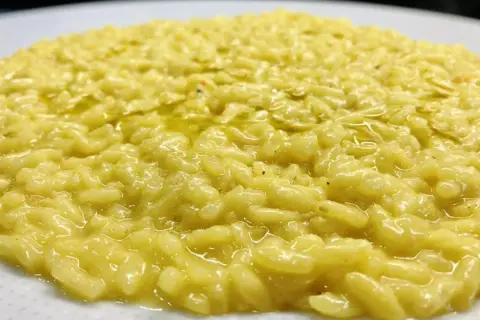 Un cremoso risotto al limone, profumato e invitante, pronto per essere gustato.