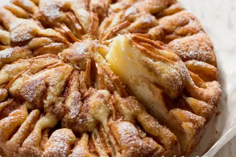 Una deliziosa torta di mele facile, con mele caramellate e cannella, spolverata di zucchero a velo. Perfetta per ogni occasione.