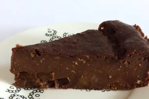 Una fetta di torta di pane al cioccolato, umida e ricca, con pezzi di frutta secca. La torta di pane ricetta della nonna, un classico intramontabile.