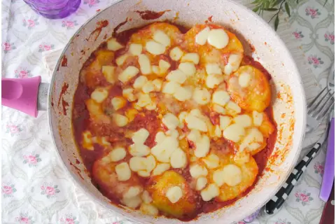 Patate alla pizzaiola in padella, con pomodoro e mozzarella filante. Un piatto gustoso e facile da preparare.