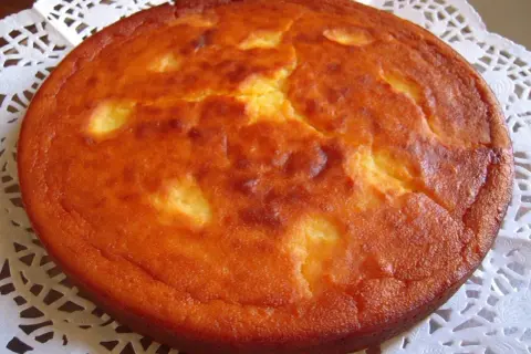 Migliaccio napoletano ricetta della nonna: una torta dorata e soffice, con la crosticina leggermente screpolata, pronta per essere gustata.