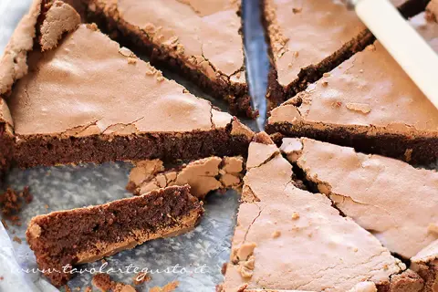 Fette di torta tenerina senza burro, con una crosticina croccante e un interno morbido e cioccolatoso.