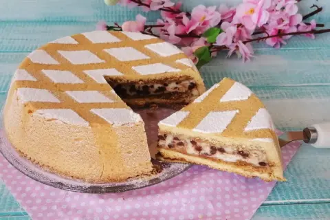 Deliziosa cassata al forno con ricotta e gocce di cioccolato, decorata con zucchero a velo a rombi.