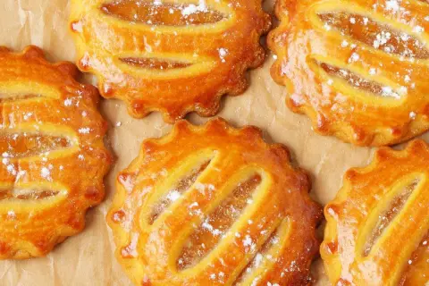 Deliziosi biscotti con le mele, dorati e spolverati di zucchero a velo, pronti per essere gustati.