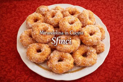 Sfince siciliani ricetta originale: dolcetti fritti e zuccherati, un classico della tradizione.