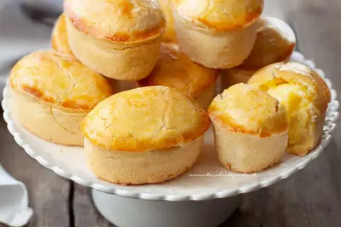 Pasticciotti leccesi ricetta: dolcetti dorati con ripieno cremoso, pronti per essere gustati.