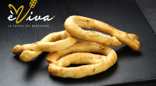 Taralli pugliesi ricetta originale: croccanti anelli dorati, perfetti per uno snack autentico.