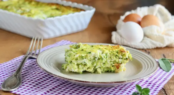 Una fetta di frittata con ricotta e zucchine, dorata e soffice, pronta per essere gustata.