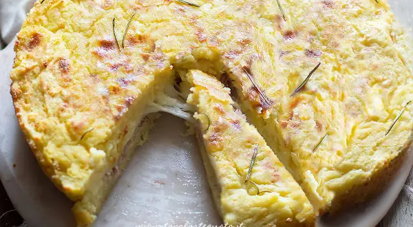 Torta salata con patate, filante e dorata, guarnita con rosmarino. Perfetta per un pranzo o una cena gustosa.
