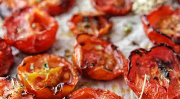 Pomodorini al forno, caramellati e profumati, pronti per insaporire ogni piatto.