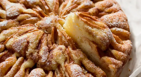 Una deliziosa torta di mele facile, con mele caramellate e cannella, spolverata di zucchero a velo. Perfetta per ogni occasione.