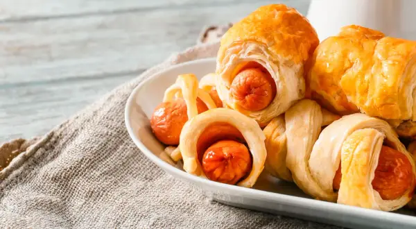 Rustici con wurstel dorati e croccanti, un'esplosione di sapore in ogni morso.