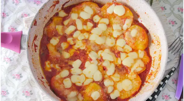 Patate alla pizzaiola in padella, con pomodoro e mozzarella filante. Un piatto gustoso e facile da preparare.