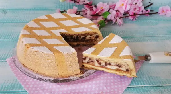 Deliziosa cassata al forno con ricotta e gocce di cioccolato, decorata con zucchero a velo a rombi.