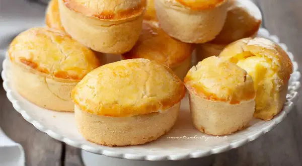 Pasticciotti leccesi ricetta: dolcetti dorati con ripieno cremoso, pronti per essere gustati.